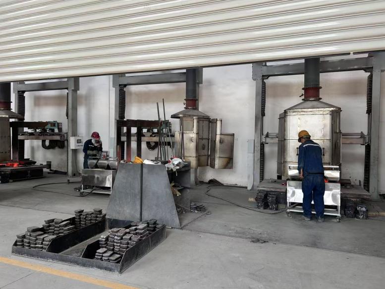 金屬車間電解工人正在加料、攪爐